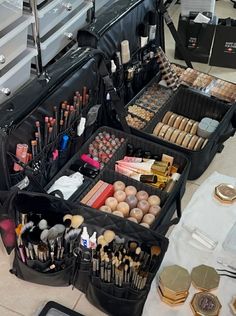 Professional Makeup Artist Kit, Makeup Artist Kit Essentials, Makeup Artist Bag, Rangement Makeup, Makeup Collection Goals, Home Beauty Salon, Bridal Business