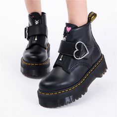 Plateaustiefel mit Love Heart-Schnalle


 Werten Sie Ihren Stil mit unseren eleganten Plateaustiefeln mit Herzschnalle auf. Mit einem einzigartigen Herzschnallendesign und einer erhöhten Plateausohle für zusätzliche Höhe werden Sie mit diesen Stiefeln bei jeder Gelegenheit auffallen. Vervollständigen Sie Ihren Look mit diesen glamourösen und schicken Stiefeln.

 Alle Maße sind ungefähre Angaben und können leicht abweichen. Bitte überprüfen Sie die Größeninformationen vor der Bestellung. Black Love Heart, Kawaii Outfits, Wine White, Shopping Wishlist, Goth Boots, Egirl Clothes, Outfit Inspired, Funky Shoes, Black Platform Boots