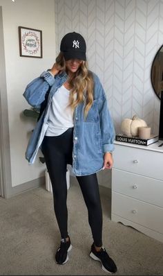 Denim Shirt Outfits, Leggins Outfit, Cool Mom Style, Trendy Mom Outfits, Mommy Fashion, Denim Jacket Outfit, Shirt Outfits, Trendy Mom, Mommy Style