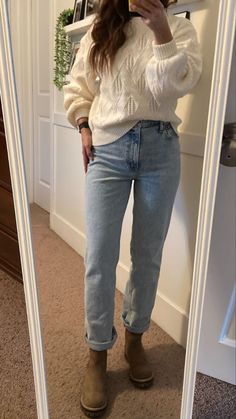 Autumn Mom Jeans Outfit, Chelsea Boots Fall Outfit, Jeans Tricks, Chelsea Boots Fall, Light Denim Jeans Outfit, Fall Boot Outfits, Light Wash Jeans Outfit, Light Jeans Outfit, Cream Sweater Outfit