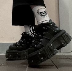 Alt Shoes, Punk Style Women, Boots Metal, New Rock Boots, Woman Sneakers, Goth Rock, Rock Boots, Black Platform Boots, Rock Outfits