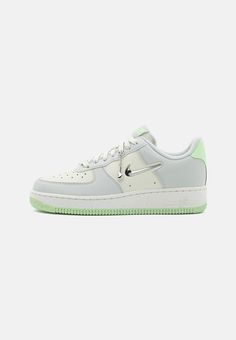 Nike Sportswear AIR FORCE 1 07 SE - Sneakers basse - sea glass/vapor green/light silver/sail/volt/black Liquid Metal, Streetwear Shoes, Streetwear Women, Green Light, Air Force 1, Nike Sportswear, Sea Glass, Top Sneakers