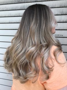 Cool blonde balayage with root smudge by @askforamy Smudge Root Bronde, Bronde Balayage Cool Tone, Smudge Root Blonde Balayage, Ashy Blonde Hair Dark Roots, Balayage With Root Smudge, Root Smudge Balayage, Root Smudge Brunette, Root Smudge Brunette To Blonde, Root Smudge Blonde