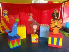 there are many decorations on display in the circus tent for children's birthdays