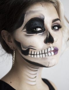 DIY Halloween Makeup Tutorial for an Edgy Half Face Skull Half Face Halloween Makeup, Skeleton Makeup Tutorial, Fest Outfits