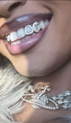 Silver Grillz Aesthetic, Silver Grills Black Women, Gold Teeth Grills, Teeth Gems, Cochella Outfits, Silver Grillz, Dental Jewelry, Grillz Teeth, Xoxo Jewelry