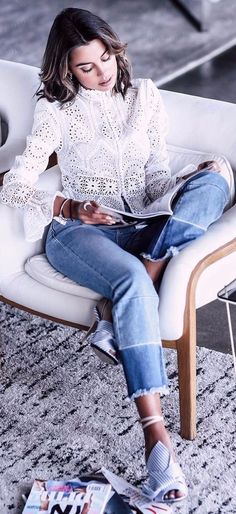 Petite blouse légère en dentelle Lace Shirt Outfit, Blue Jean Dress, Crochet Top Outfit, Mode Tips, Jeans Outfit Casual, Mode Inspo, Lace Shirt, Inspiration Mode, Fashion Mode