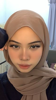 Hijab Style For Diamond Face Shape, Hijab Makeup Natural, Malay Makeup, Hijabi Makeup Looks, W7 Makeup, Hijab Selfie, Teknik Makeup