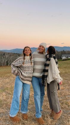 Why does it seem like we never have pictures with the friends we’re closest to? Here are some of our fave Grey Bandit babes sharing their Fall outfits and photo poses for your next date with your besties! Granola Outfits, Granola Style, Adrette Outfits, Granola Girl Aesthetic, Moda Hippie, Mountain Outfit, Fest Outfits, Estilo Indie