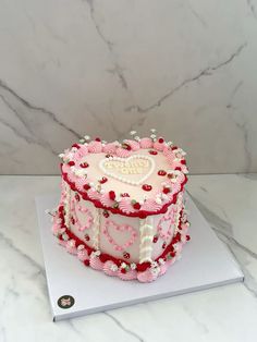 Vintage Cake Strawberries, Strawberry Shortcake Cake Aesthetic, Sanrio Heart Cake, Strawberry Vintage Cake, Heart Cake With Pearls, Red Vintage Heart Cake, Birthday Cake Ideas Pink, Pink And Red Cake, Strawberry Theme Cake