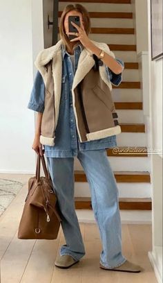 Aviator Vest Outfit, Denim Gilet Outfit Women, Sherpa Vest Outfits For Women, Zara Vest Outfit, Sherpa Vest Outfit, Gilet Outfit Women, Zara Gilet, Gilet Outfit, Fur Vest Outfits