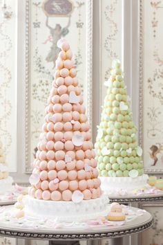 there are two cakes made to look like christmas trees