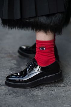 Pfw Street Style, Mode Shoes, Red Socks, Cooler Style, Paris Mode, Cute Socks, Happy Socks, Socks And Tights, Fashion Socks