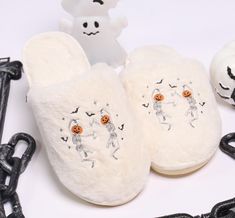 Step into the Halloween spirit with our Custom Dancing Pumpkin Skeleton Slippers! These fluffy, close-toe slippers are designed to keep your feet warm and cozy while adding a fun, spooky touch to your Halloween festivities. Featuring a playful dancing pumpkin skeleton design, these slippers are perfect for lounging at home, enjoying a Halloween movie marathon, or just adding a festive flair to your everyday comfort. Key Features: Halloween-Themed Design: Adorned with cute dancing pumpkin skeleto Beige Halloween, Halloween Movie Marathon, Halloween Slippers, Slippers Fluffy, Personalized Slippers, Pumpkin Skeleton, Halloween Film, Skeleton Design, Halloween Movie