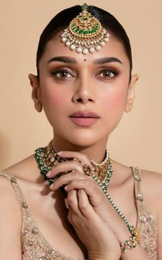 Indian Party Makeup, Subtle Smokey Eye, Aditi Rao Hydari, Wedding Guest Makeup, Indian Wedding Makeup, Party Makeup Looks, Aditi Rao