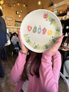 Hungry Caterpillar Painting, Pottery Plate Ideas, Ceramic Bowl Painting Ideas, Cute Pottery Ideas, Valentines Pottery, Easy Ceramics, Clay Painting Ideas, Paint Plates, Pottery Wheel Throwing