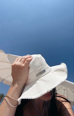 Beach, inspo, jaqcuemus, jaqcuemus hat, bucket hat, summer, sun, beach day, inspiration, fisher hat, aestetic, beige, nude Faceless Beach Aesthetic, Beach Hat Aesthetic, Beach Hat Outfit, Photo In Beach, Aesthetic Photos Beach, Ideas De Fotos Aesthetic, Jacquemus Hat