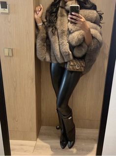 Fall Outfits Women Baddie, Fly Classy Outfits, Classy Coat Outfit, Winter Outfits Luxury, Fur Coats Outfit, Fur Winter Outfits, Black Fits Aesthetic, Luxury Winter Outfits, Luxury Outfits Aesthetic