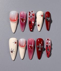 ❤Handgemacht❤ ❤Unikat❤ ❤Wiederverwendbar❤ ❤Hallo, Liebes. Grüße und Willkommen in meinem Shop. Ich hoffe, du findest einen Stil, der dir gefällt❤ ❤Über das Produkt❤ Dieses Nageldesign ist optisch auffallend! Die Nägel wechseln zwischen rot und weiß, wodurch ein toller Kontrast entsteht. Geschmückt mit silbernen Akzenten schimmern sie und fügen dem Gesamtbild einen Hauch von Luxus hinzu. Die lange Tropfenform verstärkt die Eleganz der Nägel und verleiht ihr eine einzigartige künstlerische Note. D Simple Press On Nails, Stiletto French Tip, Press On Nails Red, Nails Gothic, Goth Y2k, Silver Accents, Glue On Nails