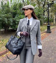 Peaky Blinders Outfit Women, Stylish Business Outfits, Women Wearing Ties, First Ladies, Instagram Autumn, Woman Suit Fashion, Classy Work Outfits, Streetwear Fashion Women