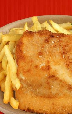 This Czech recipe for fried cheese or syr smazeny is a popular street food made with Edam, Swiss, or Gouda cheese and can be a vegetarian main course. Unique Recipes Desserts, Potatoes Fries, Czech Desserts, Kolache Recipe, Sweet And Sour Cabbage, Czech Food, Slice Of Cheese, Slovak Recipes, Fried Cheese