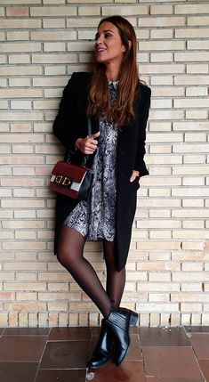 Rock Chic Outfits, Black Dress Outfit, Outfit Botas, Snake Dress, Informal Dress, Casual Chic Outfits, Black Dress Outfits