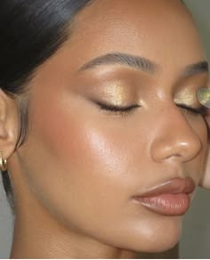 Gold Bronze Makeup Look, Natural Makeup Gold Eyeshadow, Round Face Glam Makeup, Dewy Prom Makeup, Simple Gold Makeup, Bronze Glam Makeup, Round Eye Makeup, Soft Glam Prom Makeup, Golden Hour Makeup