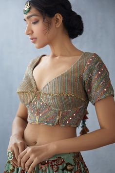 Rajwadi Blouse Pattern, Sabyasachi Blouses, Churidar Ideas, Gurudwara Wedding, Blouse Designs Bridal, Katori Blouse