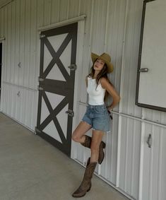 Outfits With White Top, Shorts And Cowboy Boots Outfit, White Top Outfit, Biker Boots Outfit, Traje Cowgirl, Summer Boots Outfit, Cowboy Outfit, Outfit Botas, Cowgirl Style Outfits