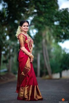 Outdoor Bridal Portrait Ideas Tamil Dress, Malayali Bride, Bridal Lookbook, Orang India, Saree Hairstyles