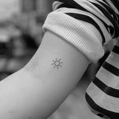 Simple Sun Tattoo, Tattoo Sonne, Minimalist Tattoo Meaning, Sun Tattoo Designs, Tattoos Matching, Tattoo Line, Palm Tattoos, Small Tattoos Simple, Tattoos Geometric