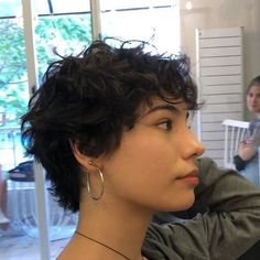 Ear Length Hair With Bangs And Layers, Very Short Hairstyle Women 2023, Womens Short Wavy Haircut, Short Hairstyle 2023 Women, Short Chopped Haircut, Kpop Pixie Haircut, Curly Pixy Haircut, Short Womens Haircuts Curly, Pixie Hairstyles Aesthetic