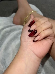 Uñas rojo vino #ojodegato