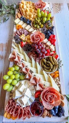 Elevate your hosting game with a stunning charcuterie board that will impress your guests and tantalize their taste buds. Learn how to artfully arrange a variety of meats, cheeses, fruits, and more to create a visually appealing and delicious centerpiece for any occasion. Whether you're planning a casual get-together or a sophisticated soirée, this guide will help you select the perfect ingredients and provide tips for styling and presentation. Get ready to wow your friends and family with a charcuterie board that's as beautiful as it is tasty. Decorações Com Comidas, Party Food Buffet, Charcuterie Platter, Party Food Platters, Charcuterie And Cheese Board, Charcuterie Recipes, Snacks Für Party