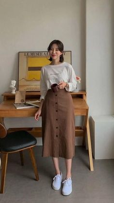 Chique Outfit, Style Casual Chic, Midi Skirt Outfit, Long Skirt Outfits, Korean Casual Outfits, Casual Day Outfits, Mode Casual, Modest Clothing, Easy Trendy Outfits