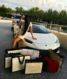 Stile Kylie Jenner, Expensive Fashion, How To Look Expensive, Mercedes Benz Maybach, Wealthy Lifestyle, Luxury Lifestyle Fashion, Luxury Lifestyle Women, Rich Girl Lifestyle, Rich Lifestyle