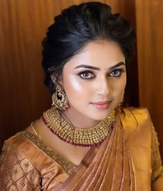 Tamil Wedding Makeup Looks, Kanjeevaram Saree Hairstyle, South Indian Makeup Looks Natural, Natural Bridal Makeup Looks, Eye Makeup With Lashes, Reception Look For Bride, Indian Makeup Looks Natural, South Indian Makeup Look, Bridal Looks Indian Brides