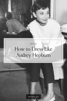 audrey hepburn style Audrey Hepburn Everyday Style, Audrey Hepburn Modern Style, 50s Capsule Wardrobe, 50's Style Outfits, Classic Audrey Hepburn Style, Timeless Classic Outfits, How To Dress Chic Classy, Audrey Hepburn Winter Style, Audrey Hepburn Style Inspiration