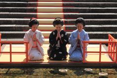 げいしゃ。 (Hina Matsuri -  straw hina dolls are set afloat on...) Straw, Saree, Not Found, Dolls, Beauty