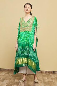 Shop for Tisha Saksena Green Silk Bandhani Kaftan And Pant Set for Women Online at Aza Fashions Kaftan Suit Design, New Kaftan Designs, Bandhani Kaftan, Mukaish Embroidery, Green Kaftan, Gopi Vaid, Bandhani Print, Kaftan For Women, Bandhani Dress