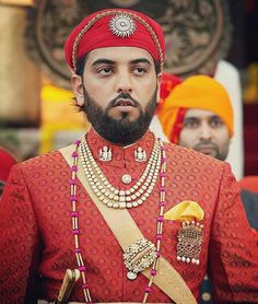 LAKSHYARAJ SINGH MEWAR OF #UDAIPUR Rajputana Customs, Rajput Quotes, Maharana Pratap, Indian Colours, Indian Men Fashion, Wedding Dress Men