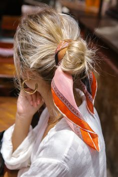 the trendiest way to wear your hair: tie it up in a printed scarf, hair bun tied with a scarf Curl Smoothie, Hair Knot, Defined Curls, Makeup Set, 가을 패션, Hair Day, Bun Hairstyles