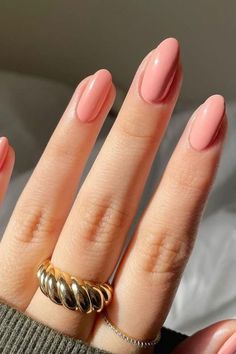 This peach fuzz color is unique because it has a pinkish undertone. It gives off a girly, romantic vibe and you shouldn’t miss it.//photocredit:@perfectlypolishedph