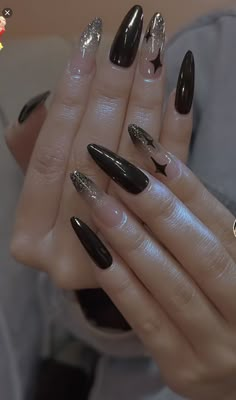 Nail Inspo Black And Silver, Long Dark Nails Inspiration, Goth Y2k Nails, Nails Prom Black, Black Douyin Nails, Winter Nail Art Designs, Gothic Nails