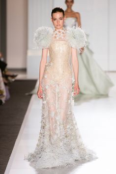 See all the looks from the Ralph & Russo couture show - HarpersBAZAARUK Simple Wedding Dress Country, Fashion Runaway, Wedding Dress Backs, Bride Dress Lace, Ralph Russo, Ralph And Russo, Wedding Dresses With Flowers, Lace Wedding Dress Vintage, Designer Bridal Gowns