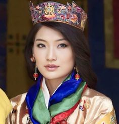 Tibetan Clothes, Tibetan Clothing, Royal Families, Tibet, Pretty Face, Nepal