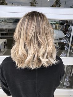 Long Blonde Bob Hairstyles 2023, Shoulder Length Hair With Blonde Balayage, Balage Hair Blonde Short, Highlight Hair Blonde Medium Length, Medium Length Haircut Balayage Blonde, Lob Blonde Highlights, Blonde Medium Length Hairstyles, Balyage Blonde Shoulder Length Hair, Blonde Hair Shoulder Length Ideas