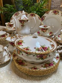 Royal Albert  Old Country Roses dinner set 6-dinner plates 6-salad plates 6-soup bowls 1- tureen  1- gravy boat with plate 1- coffee pot  6-tea cups 6-saucers 6- side plates 1-cream jug 1- sugar bowl 1-cake plate All items in very good condition Pretty China Dishes, Cute Dishes Sets Dinnerware, Dinner Plates Sets, Pottery Sets, Fancy Plates, Royal Albert Tea Sets, Crockery Design, Fine China Dinnerware, Vintage Dishware