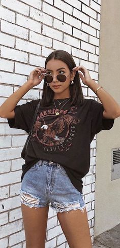 simple summer outfits, ripped short denim and black t-shirt, summer outfit ideas, cute summer outfits Edgy Summer Outfits, Pakaian Hipster, Skirt Diy, Boho Summer Outfits, Modest Summer Outfits, Summer Outfits For Teens, Summer Outfits For Moms, Summer Work Outfits