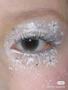 ♡ ⋆ ౨ৎ ₊˚⊹ 🪽 cr: 扶心舟 on xiaohongshu Snow Inspired Makeup, Winter Elf Makeup, Winter Themed Makeup, Snow Angel Makeup, Yule Makeup, Frosty Makeup Look, Snow Makeup Looks, Snowy Makeup, Winter Wonderland Makeup